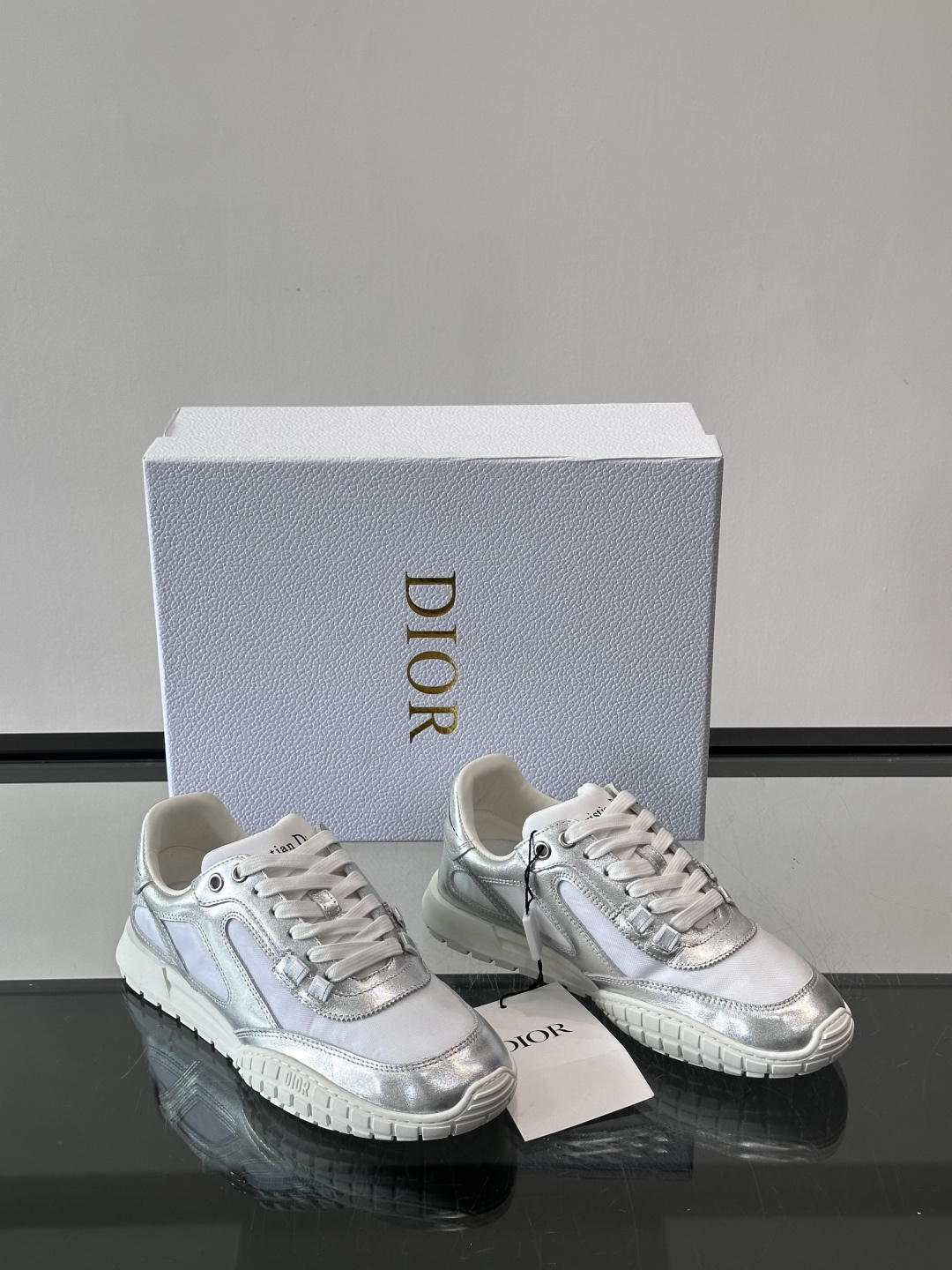 Dior Tech情侣款👫复古运动鞋，牛皮+透明网眼拼接，几何镂空线条超有建筑感。内里羊皮全包，柔软舒适