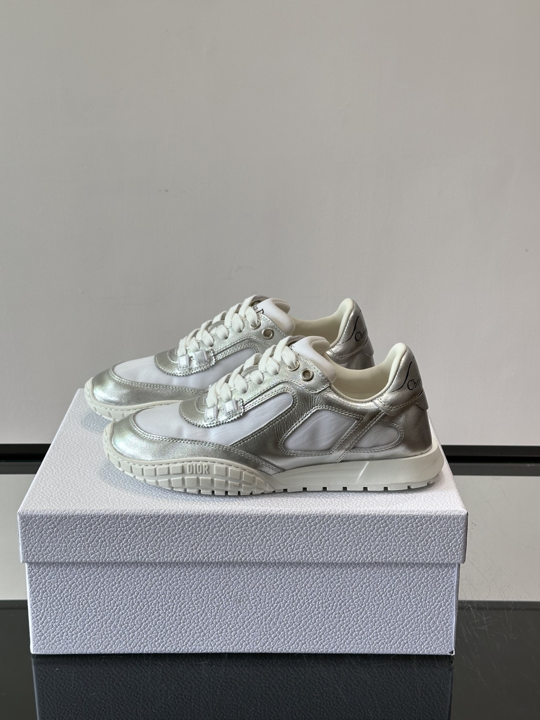 Dior Tech情侣款👫复古运动鞋，牛皮+透明网眼拼接，几何镂空线条超有建筑感。内里羊皮全包，柔软舒适
