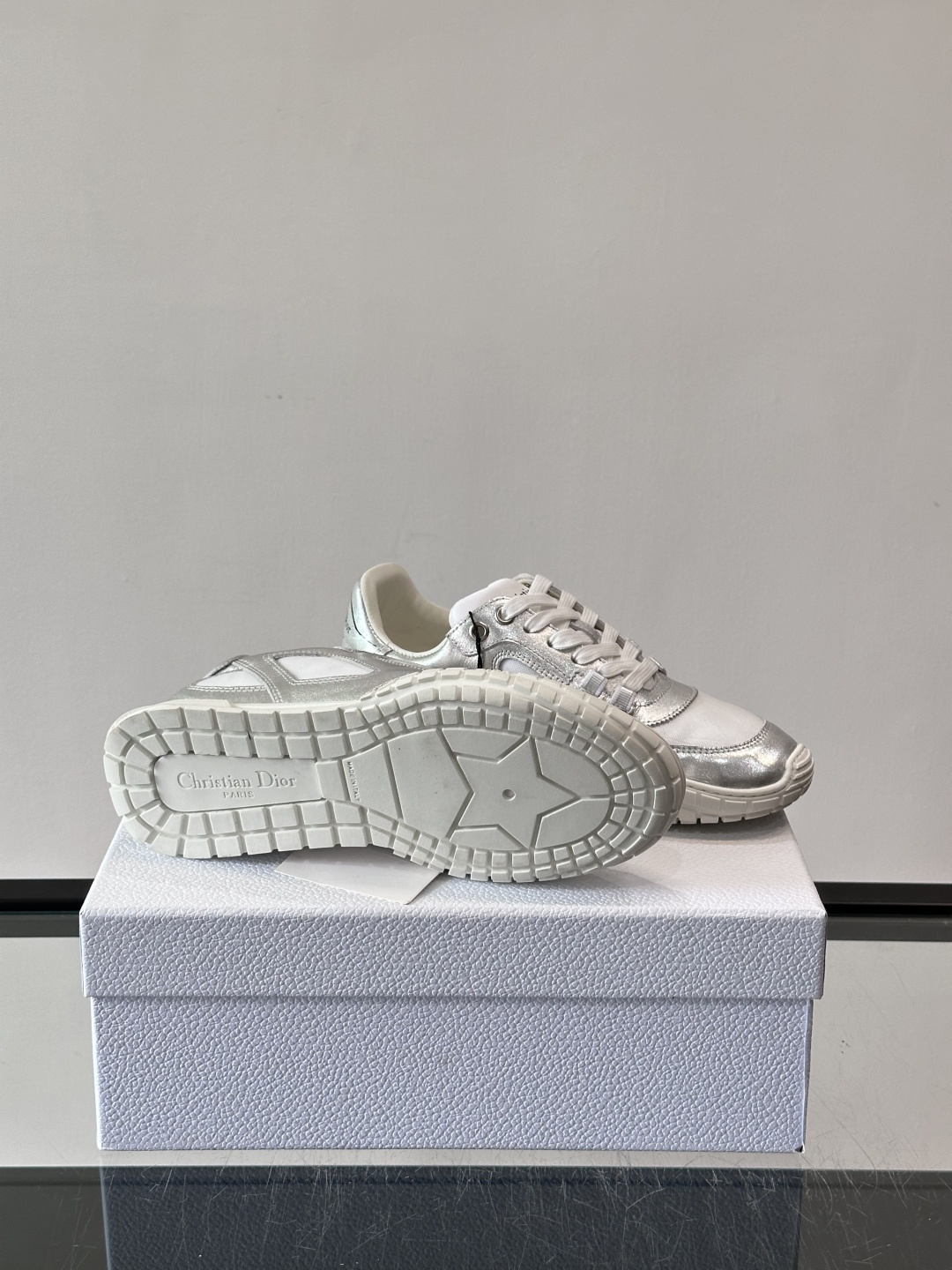 Dior Tech情侣款👫复古运动鞋，牛皮+透明网眼拼接，几何镂空线条超有建筑感。内里羊皮全包，柔软舒适