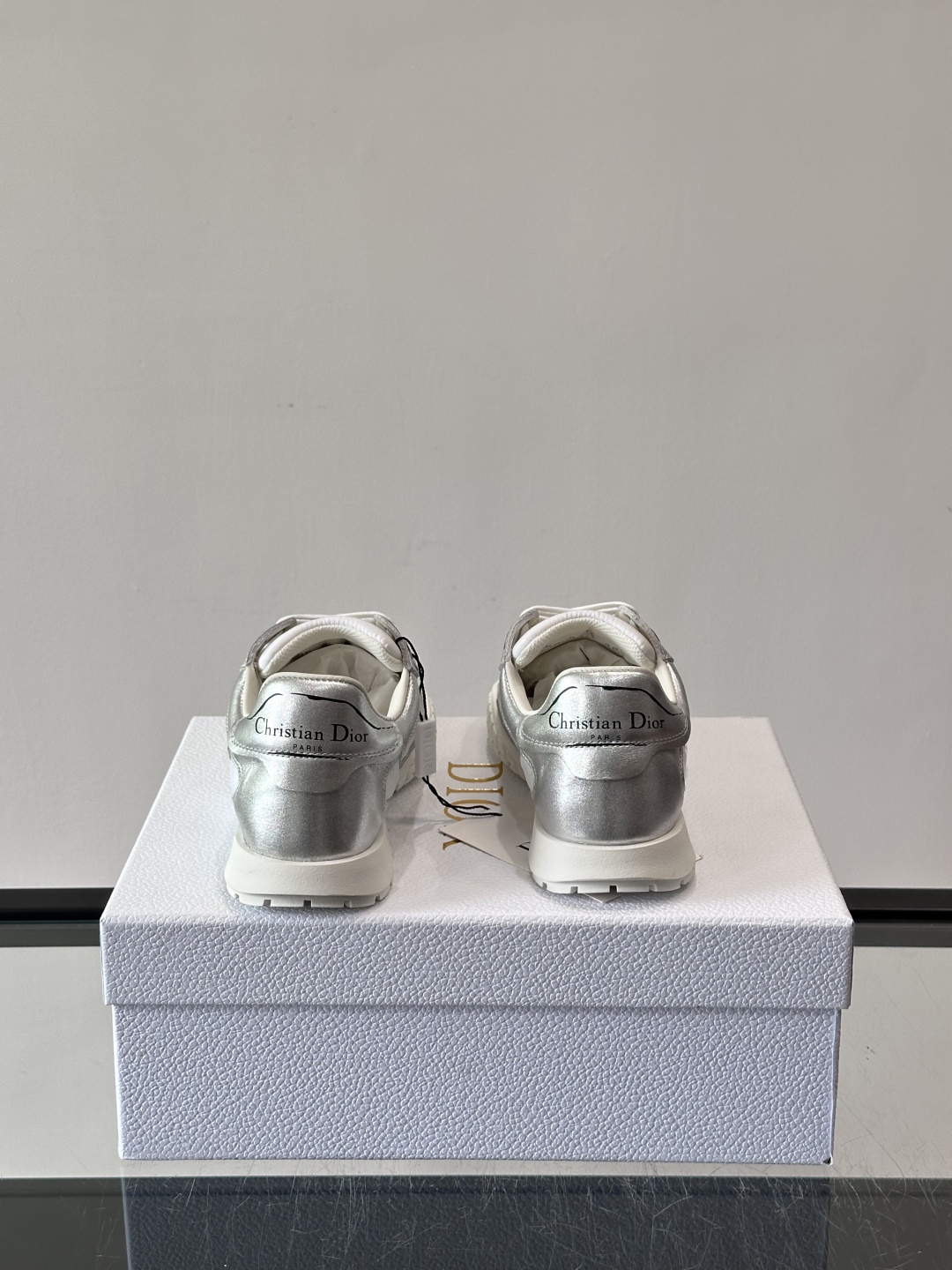 Dior Tech情侣款👫复古运动鞋，牛皮+透明网眼拼接，几何镂空线条超有建筑感。内里羊皮全包，柔软舒适