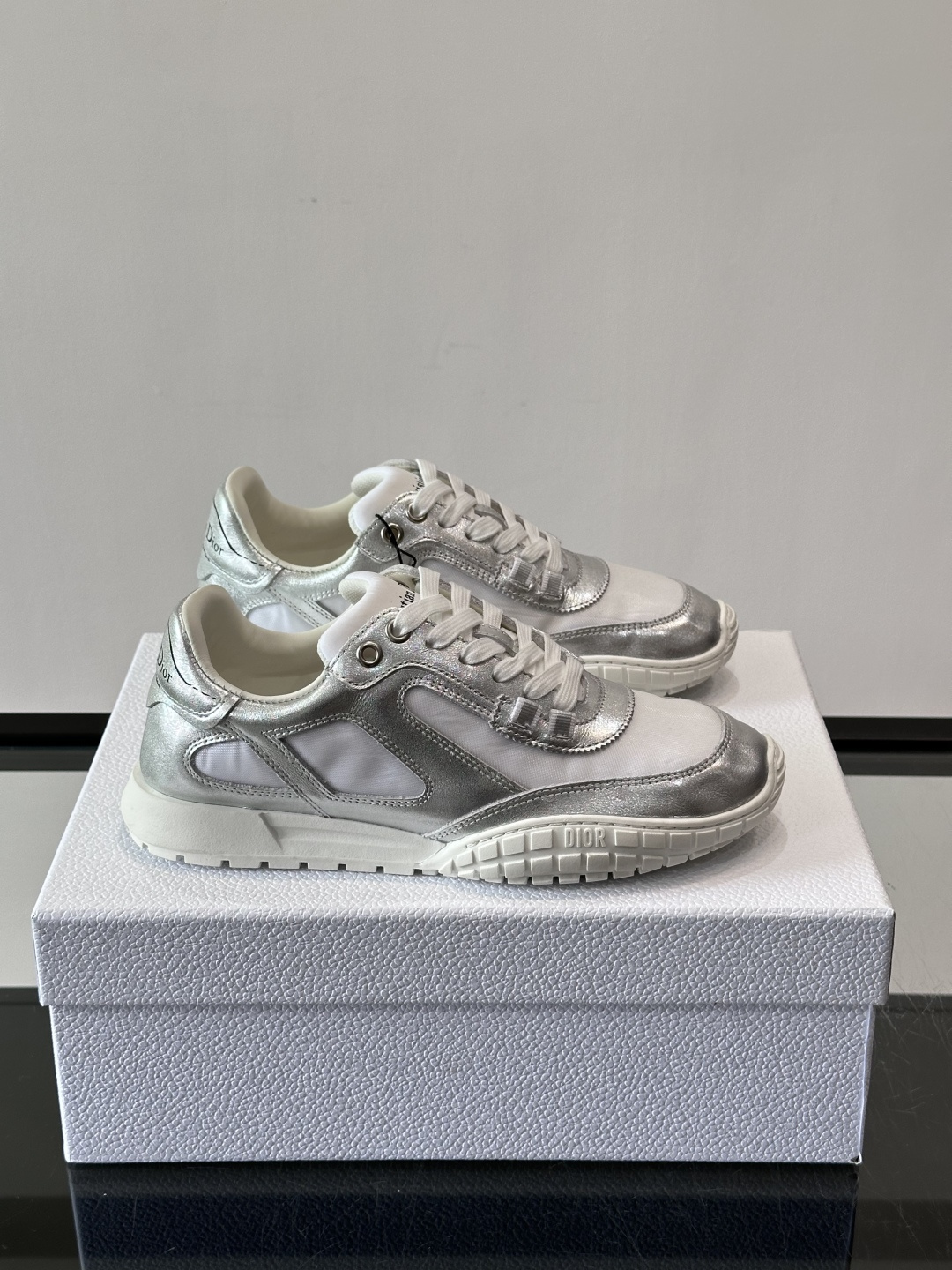 Dior Tech情侣款👫复古运动鞋，牛皮+透明网眼拼接，几何镂空线条超有建筑感。内里羊皮全包，柔软舒适