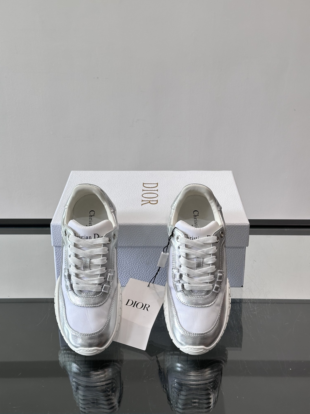 Dior Tech情侣款👫复古运动鞋，牛皮+透明网眼拼接，几何镂空线条超有建筑感。内里羊皮全包，柔软舒适