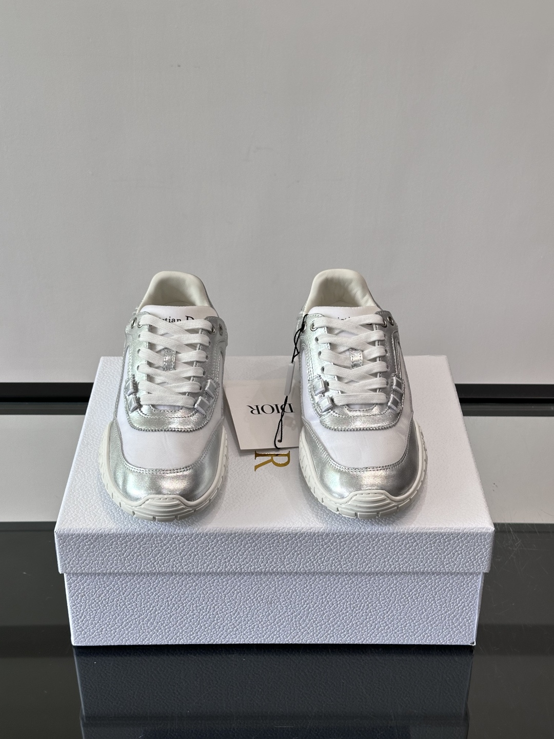 Dior Tech情侣款👫复古运动鞋，牛皮+透明网眼拼接，几何镂空线条超有建筑感。内里羊皮全包，柔软舒适