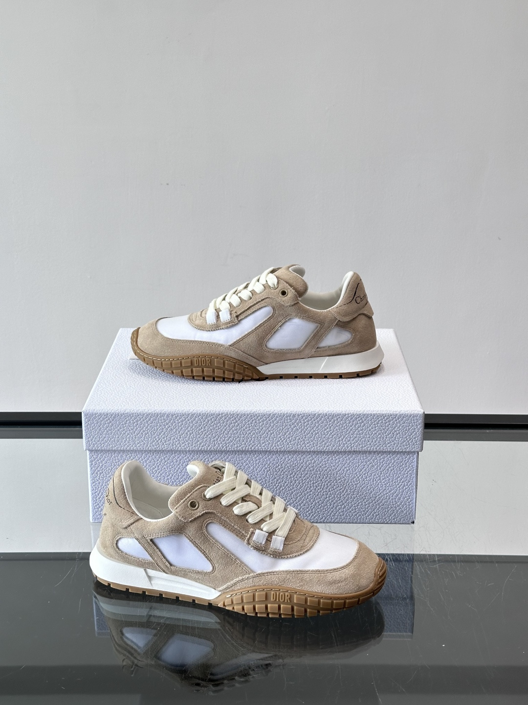 Dior Tech情侣款👫复古运动鞋，牛皮+透明网眼拼接，几何镂空线条超有建筑感。内里羊皮全包，柔软舒适