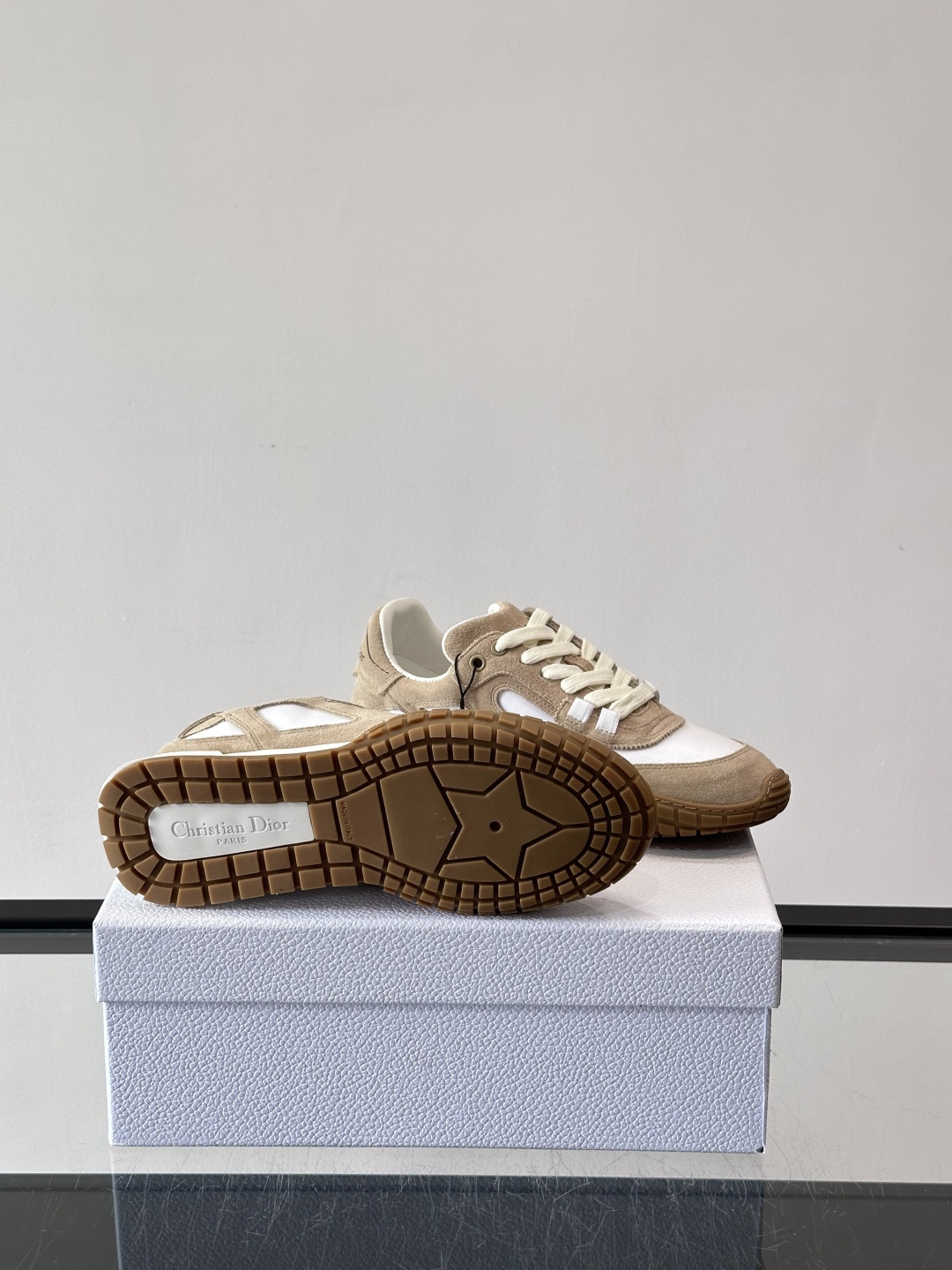 Dior Tech情侣款👫复古运动鞋，牛皮+透明网眼拼接，几何镂空线条超有建筑感。内里羊皮全包，柔软舒适