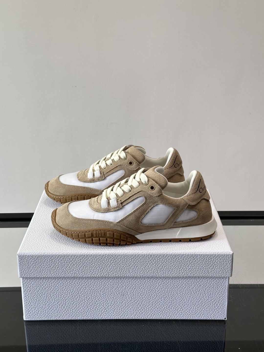 Dior Tech情侣款👫复古运动鞋，牛皮+透明网眼拼接，几何镂空线条超有建筑感。内里羊皮全包，柔软舒适