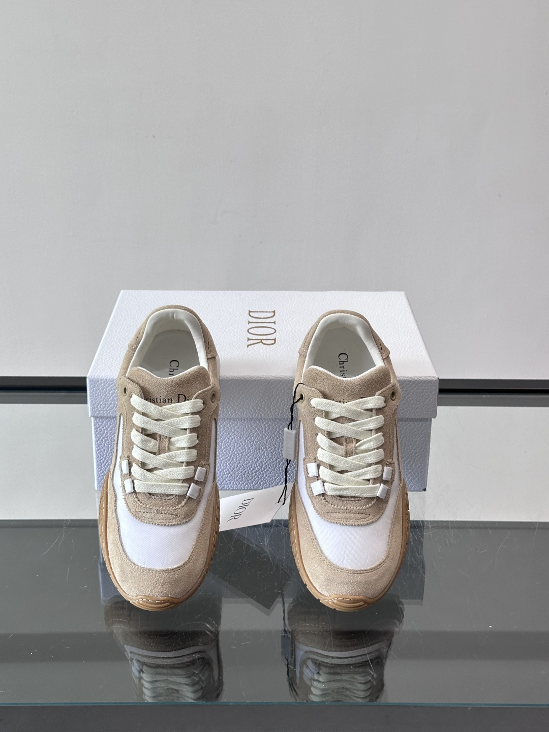Dior Tech情侣款👫复古运动鞋，牛皮+透明网眼拼接，几何镂空线条超有建筑感。内里羊皮全包，柔软舒适