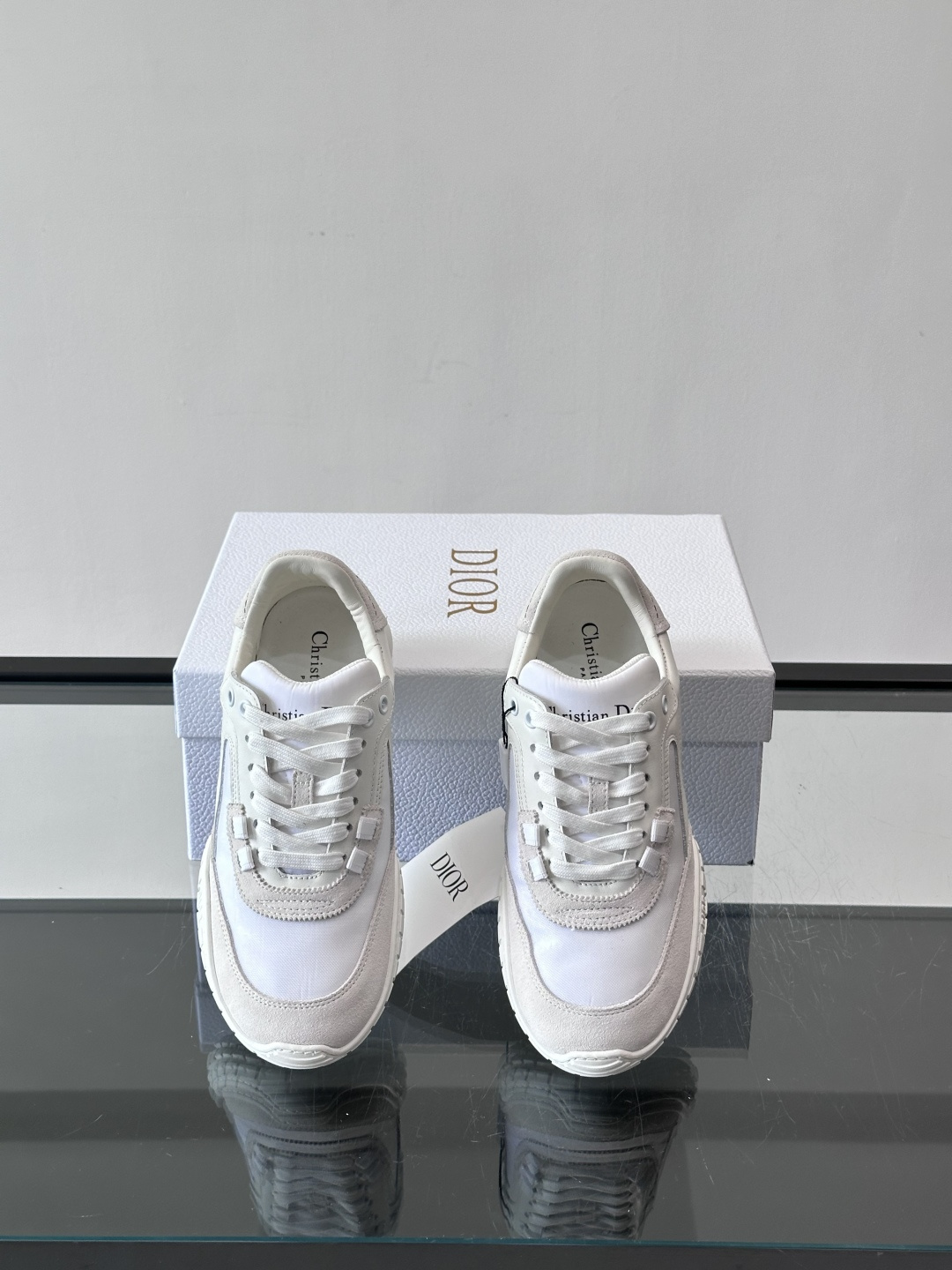 Dior Tech情侣款👫复古运动鞋，牛皮+透明网眼拼接，几何镂空线条超有建筑感。内里羊皮全包，柔软舒适