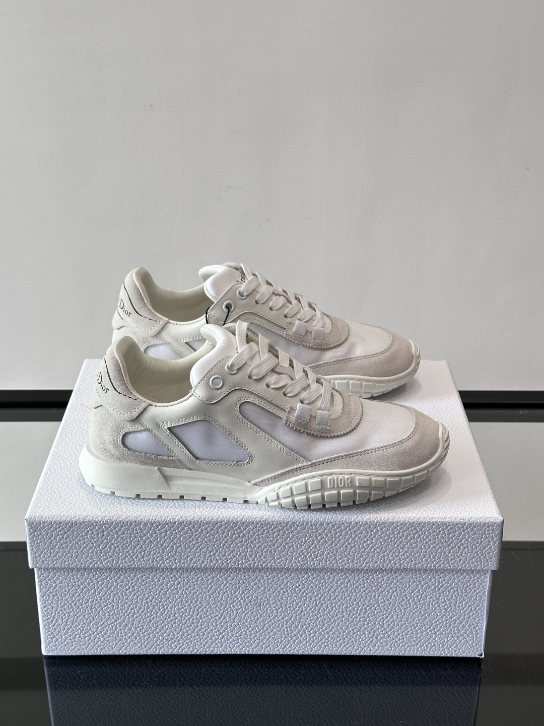 Dior Tech情侣款👫复古运动鞋，牛皮+透明网眼拼接，几何镂空线条超有建筑感。内里羊皮全包，柔软舒适