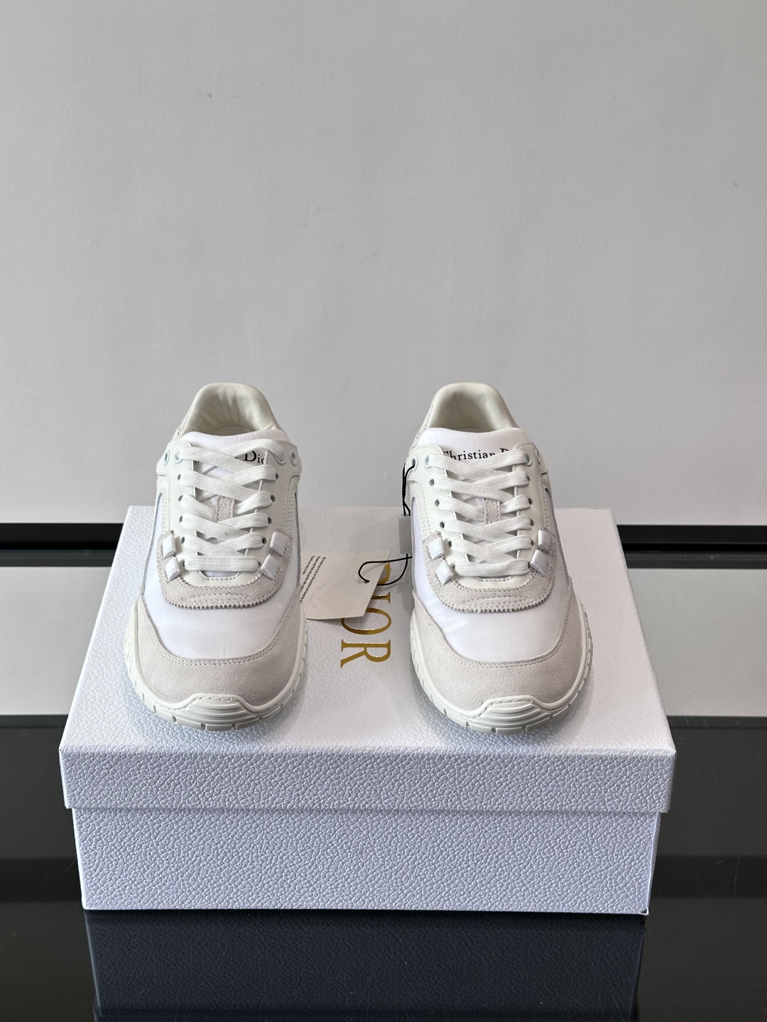 Dior Tech情侣款👫复古运动鞋，牛皮+透明网眼拼接，几何镂空线条超有建筑感。内里羊皮全包，柔软舒适