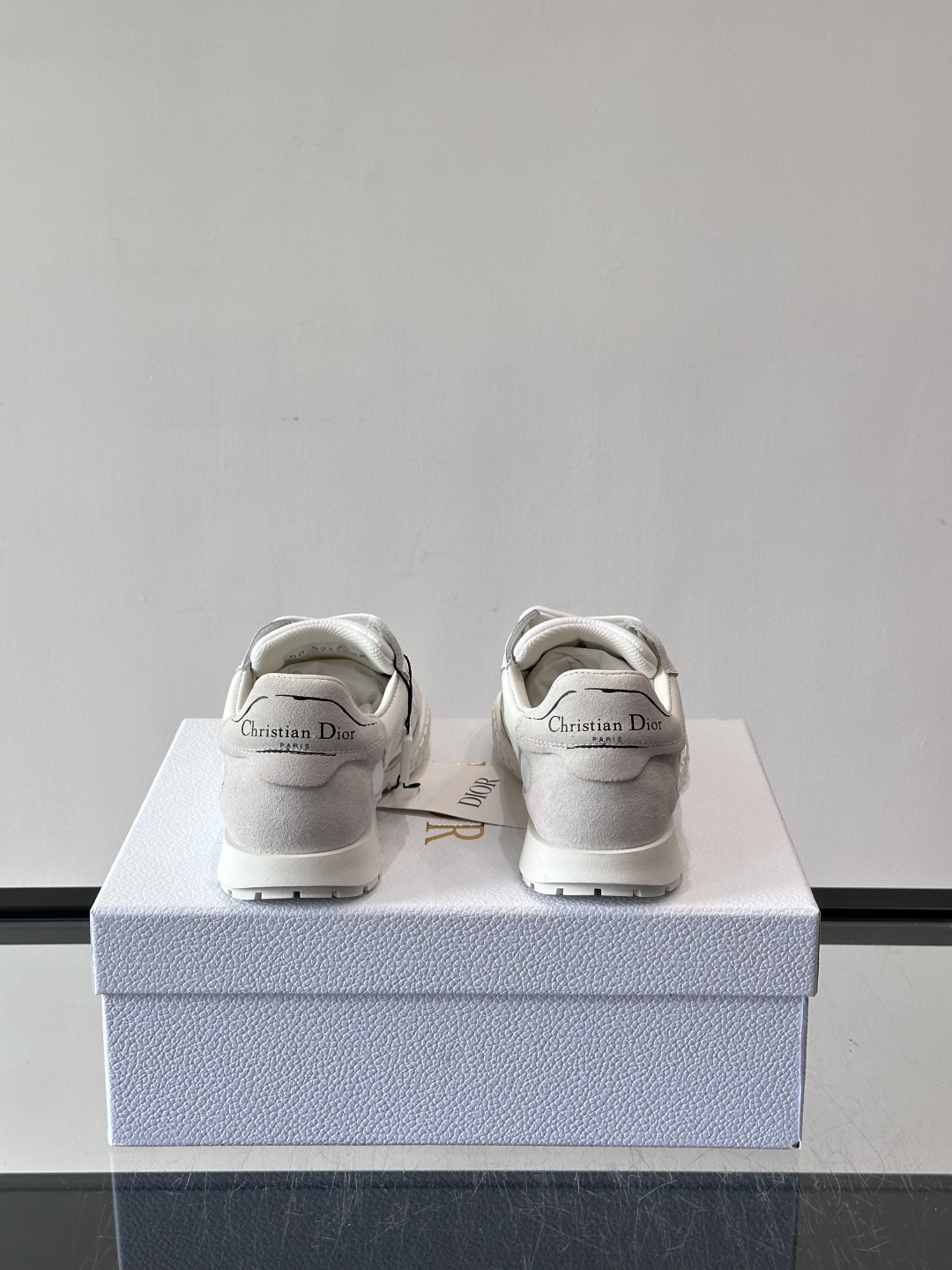 Dior Tech情侣款👫复古运动鞋，牛皮+透明网眼拼接，几何镂空线条超有建筑感。内里羊皮全包，柔软舒适