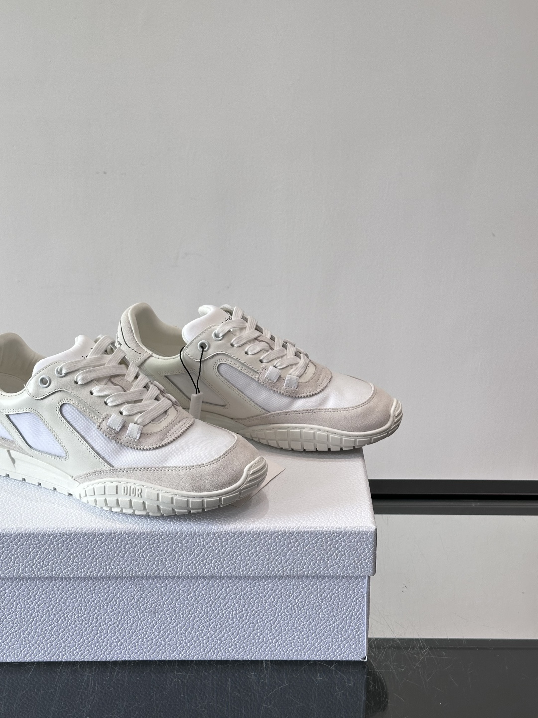 Dior Tech情侣款👫复古运动鞋，牛皮+透明网眼拼接，几何镂空线条超有建筑感。内里羊皮全包，柔软舒适