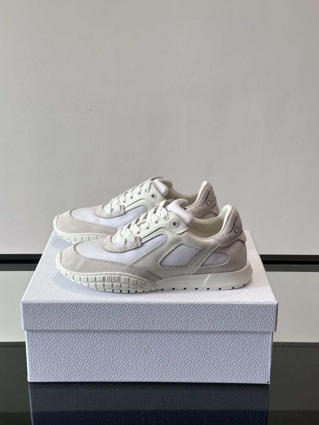 Dior Tech情侣款👫复古运动鞋，牛皮+透明网眼拼接，几何镂空线条超有建筑感。内里羊皮全包，柔软舒适