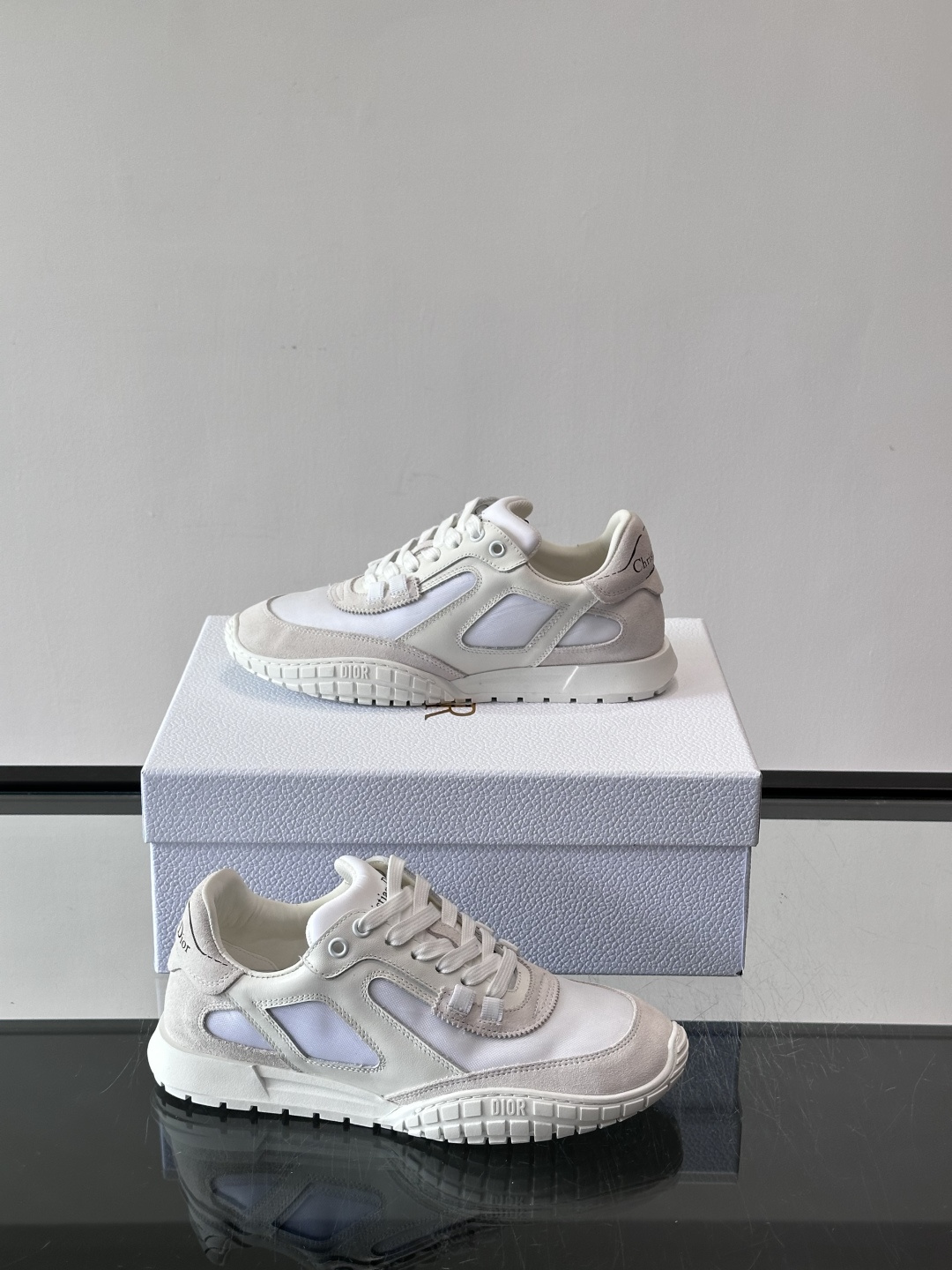 Dior Tech情侣款👫复古运动鞋，牛皮+透明网眼拼接，几何镂空线条超有建筑感。内里羊皮全包，柔软舒适