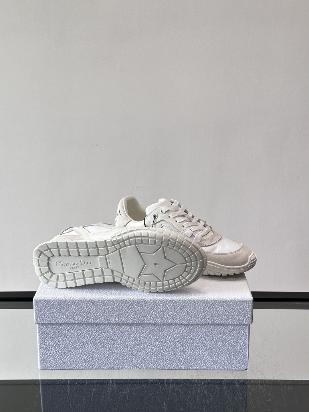 Dior Tech情侣款👫复古运动鞋，牛皮+透明网眼拼接，几何镂空线条超有建筑感。内里羊皮全包，柔软舒适