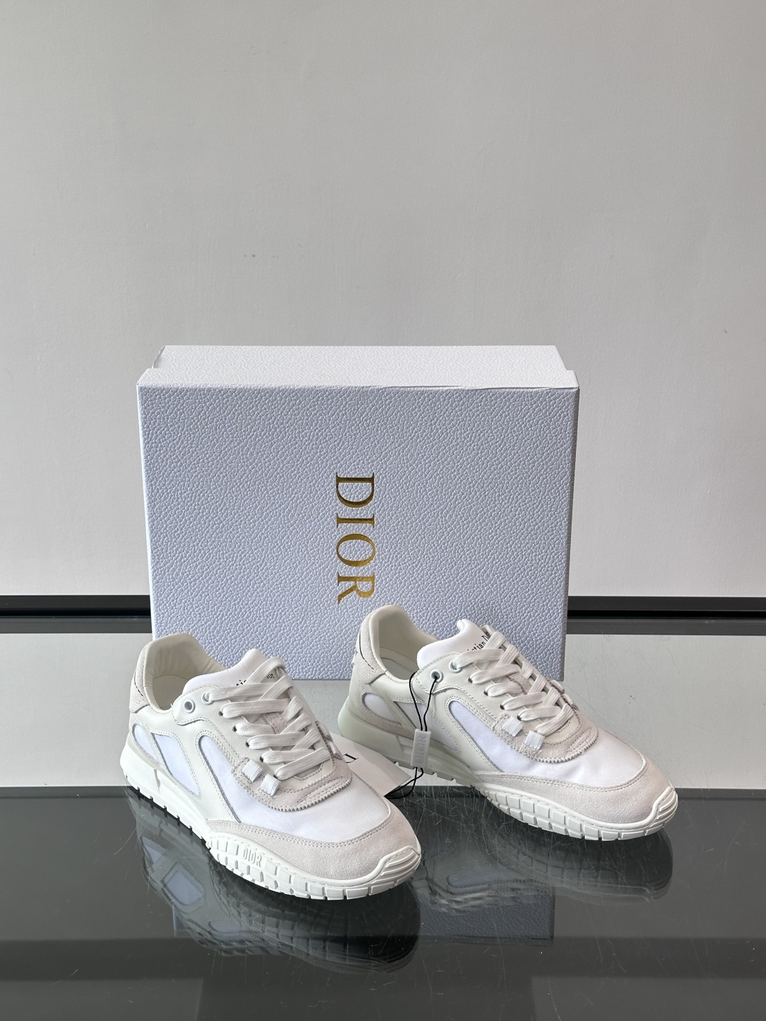 Dior Tech情侣款👫复古运动鞋，牛皮+透明网眼拼接，几何镂空线条超有建筑感。内里羊皮全包，柔软舒适