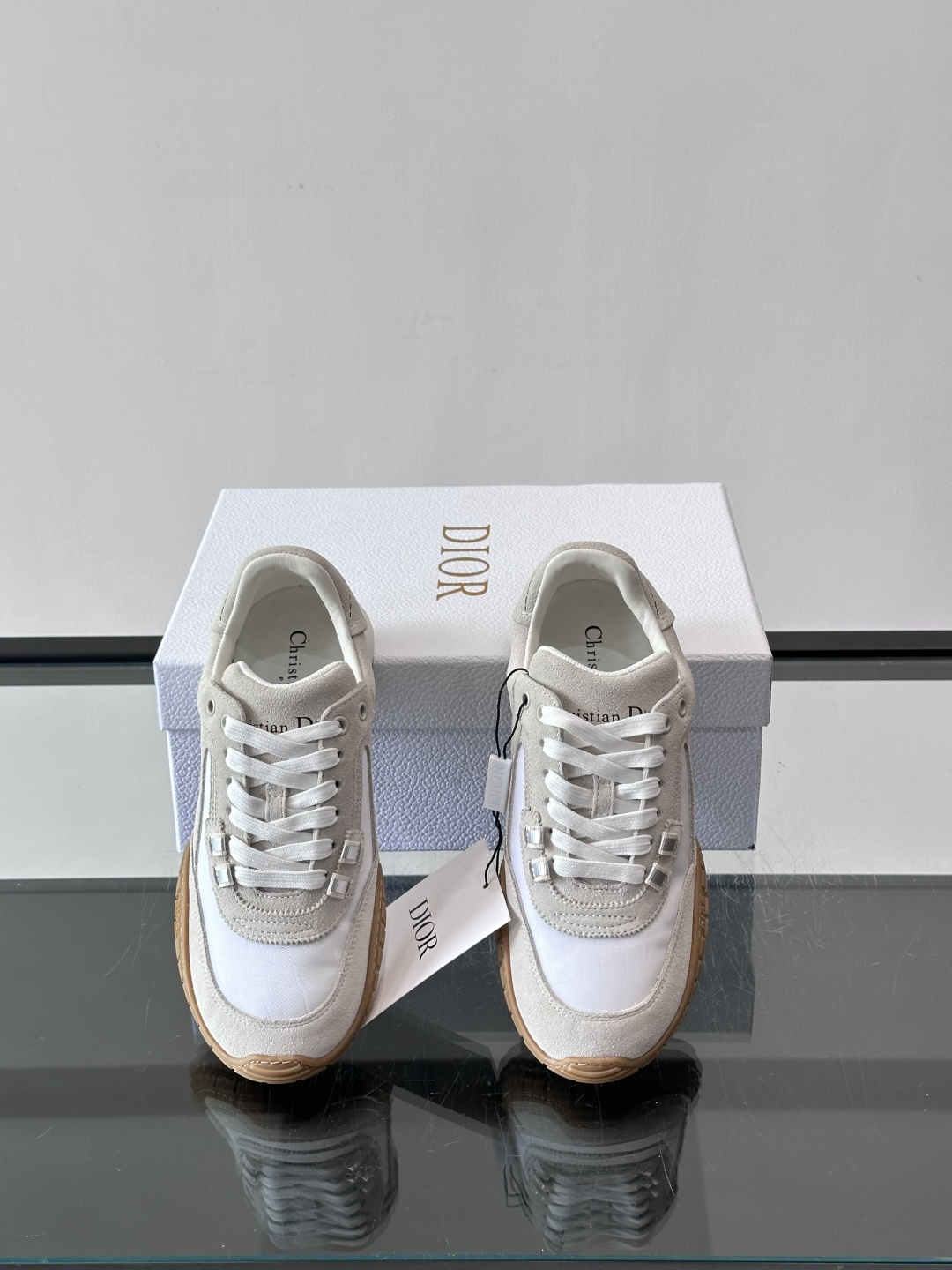 Dior Tech情侣款👫复古运动鞋，牛皮+透明网眼拼接，几何镂空线条超有建筑感。内里羊皮全包，柔软舒适