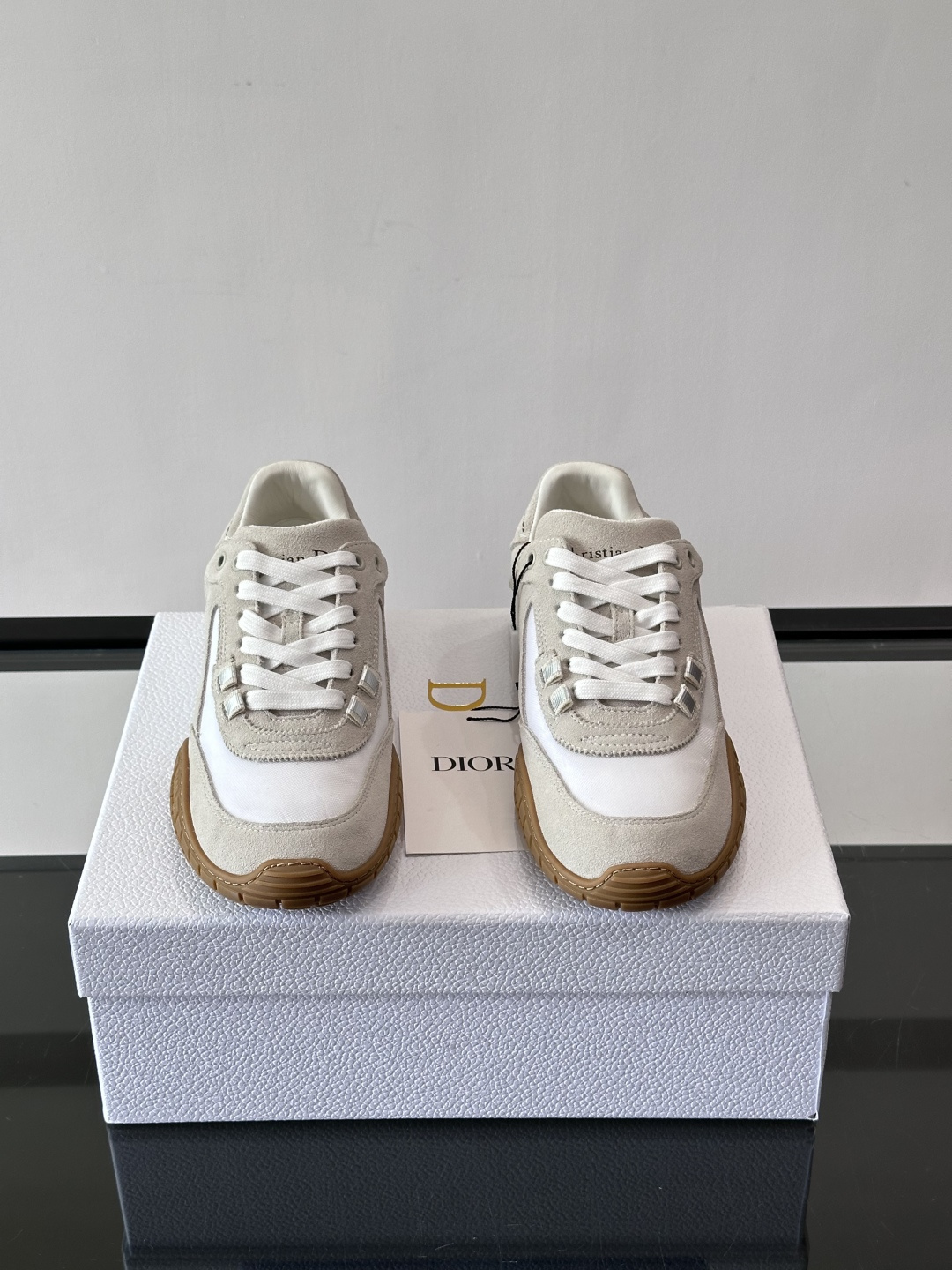 Dior Tech情侣款👫复古运动鞋，牛皮+透明网眼拼接，几何镂空线条超有建筑感。内里羊皮全包，柔软舒适