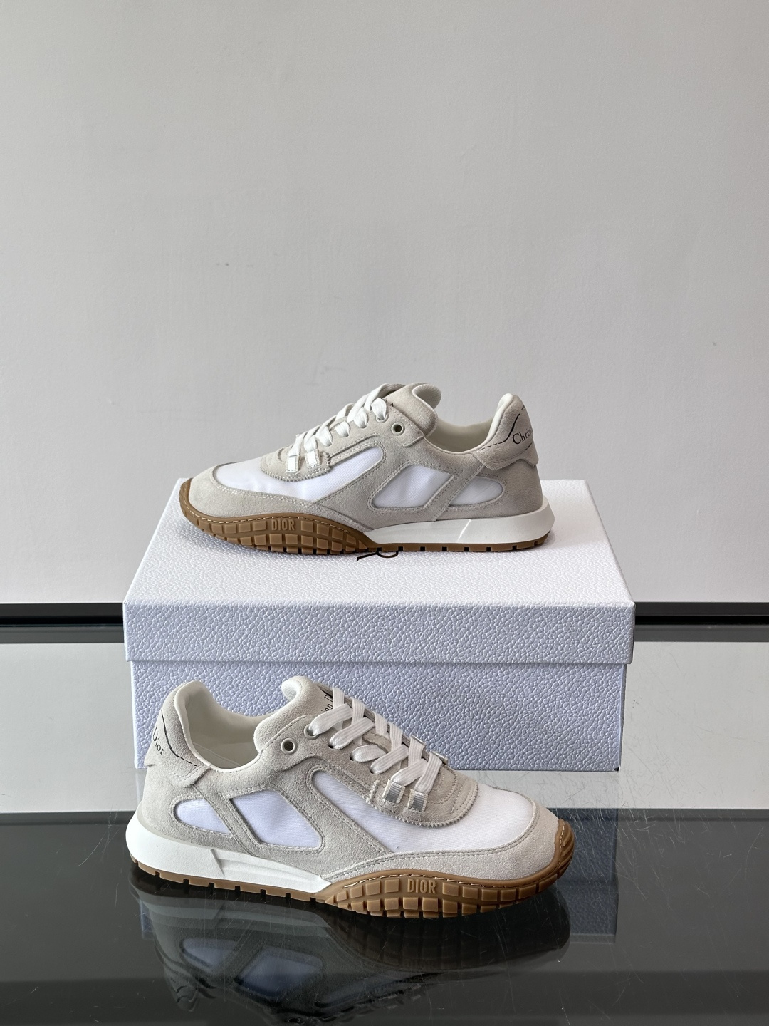 Dior Tech情侣款👫复古运动鞋，牛皮+透明网眼拼接，几何镂空线条超有建筑感。内里羊皮全包，柔软舒适
