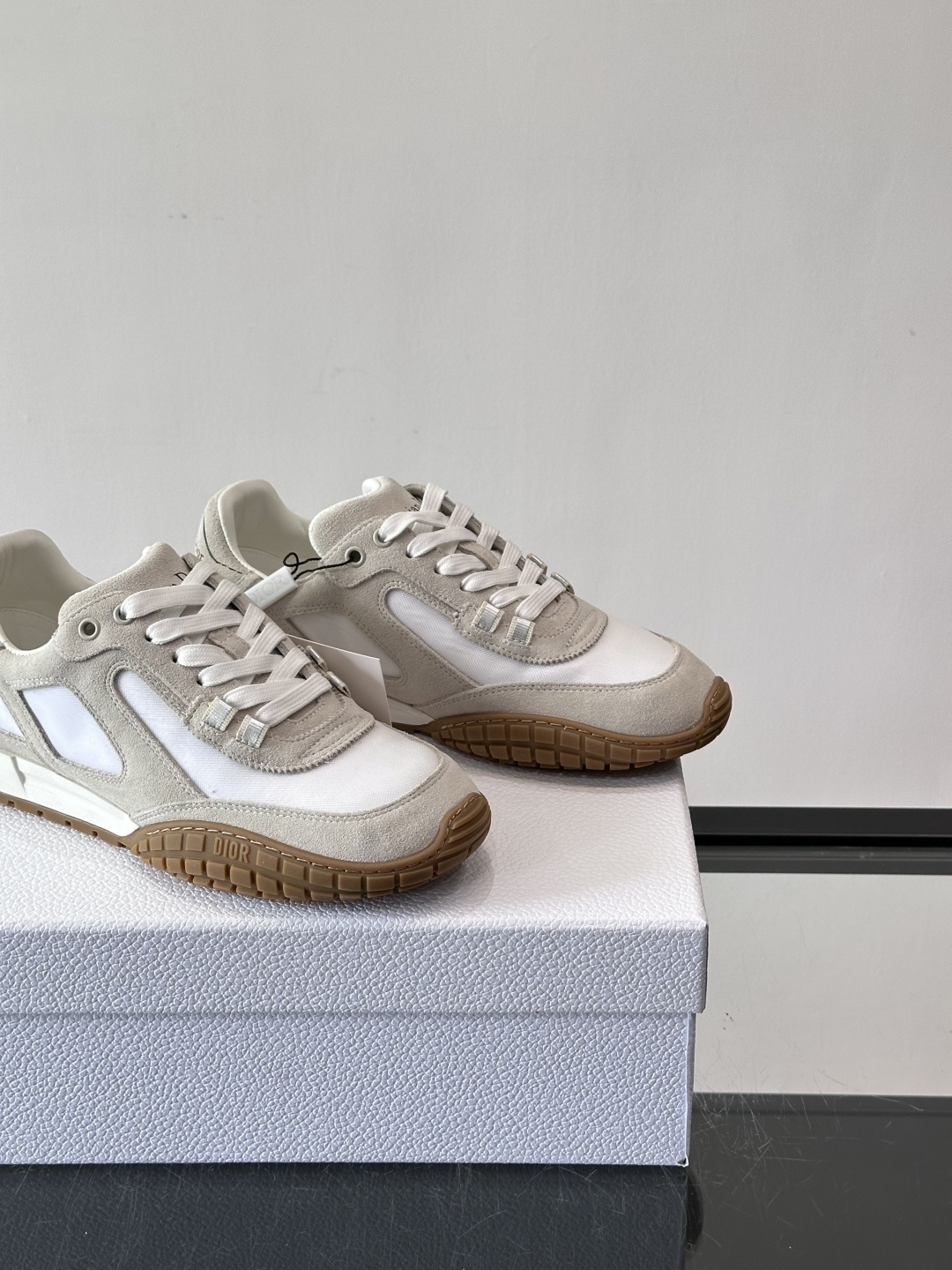 Dior Tech情侣款👫复古运动鞋，牛皮+透明网眼拼接，几何镂空线条超有建筑感。内里羊皮全包，柔软舒适