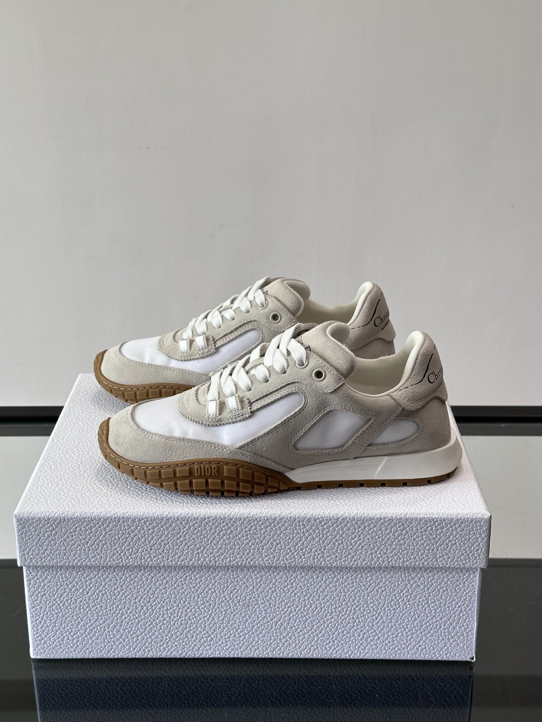 Dior Tech情侣款👫复古运动鞋，牛皮+透明网眼拼接，几何镂空线条超有建筑感。内里羊皮全包，柔软舒适