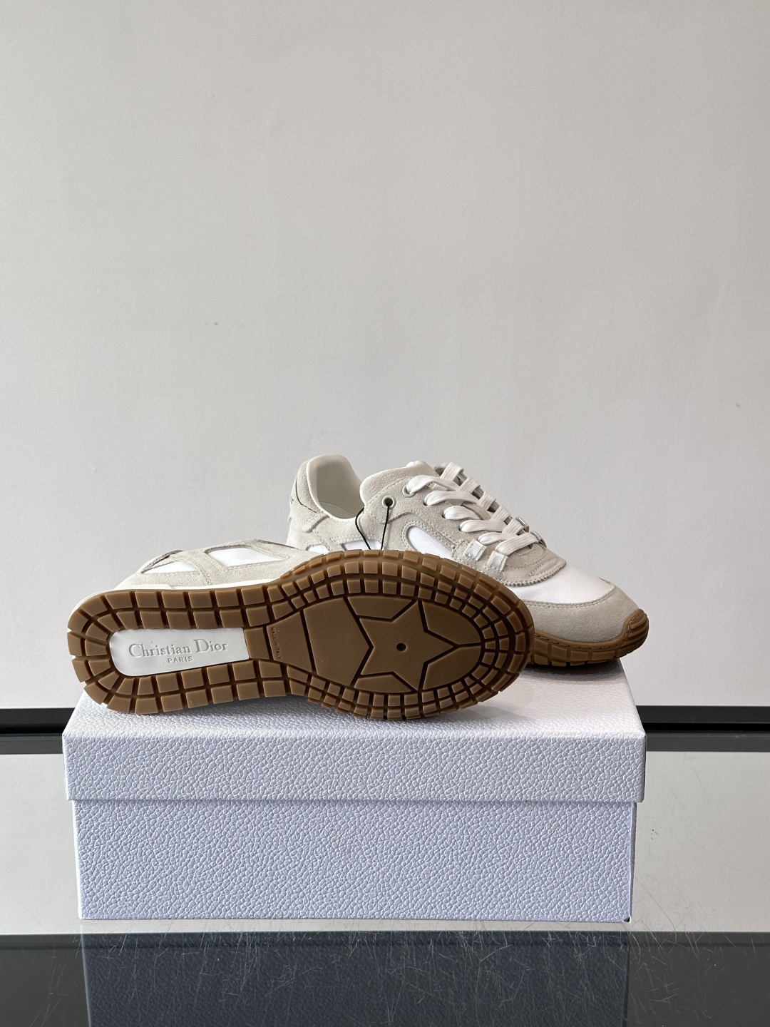 Dior Tech情侣款👫复古运动鞋，牛皮+透明网眼拼接，几何镂空线条超有建筑感。内里羊皮全包，柔软舒适