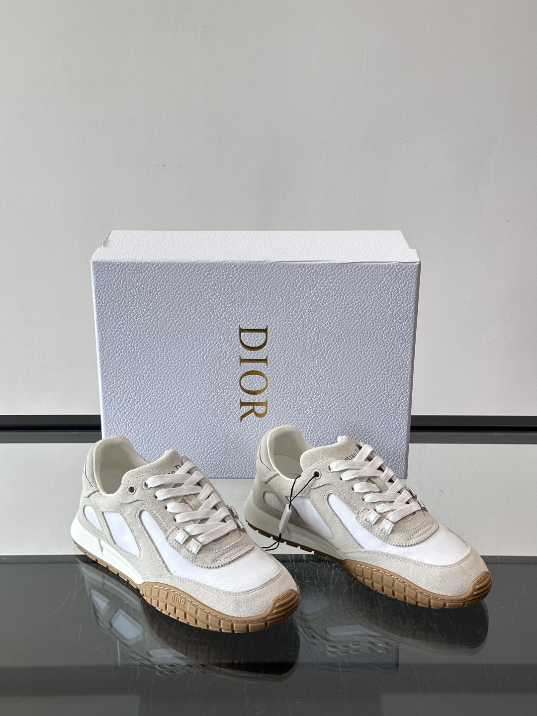 Dior Tech情侣款👫复古运动鞋，牛皮+透明网眼拼接，几何镂空线条超有建筑感。内里羊皮全包，柔软舒适