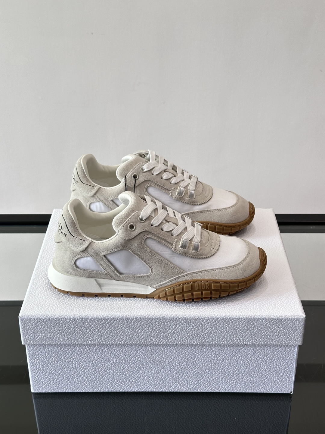 Dior Tech情侣款👫复古运动鞋，牛皮+透明网眼拼接，几何镂空线条超有建筑感。内里羊皮全包，柔软舒适