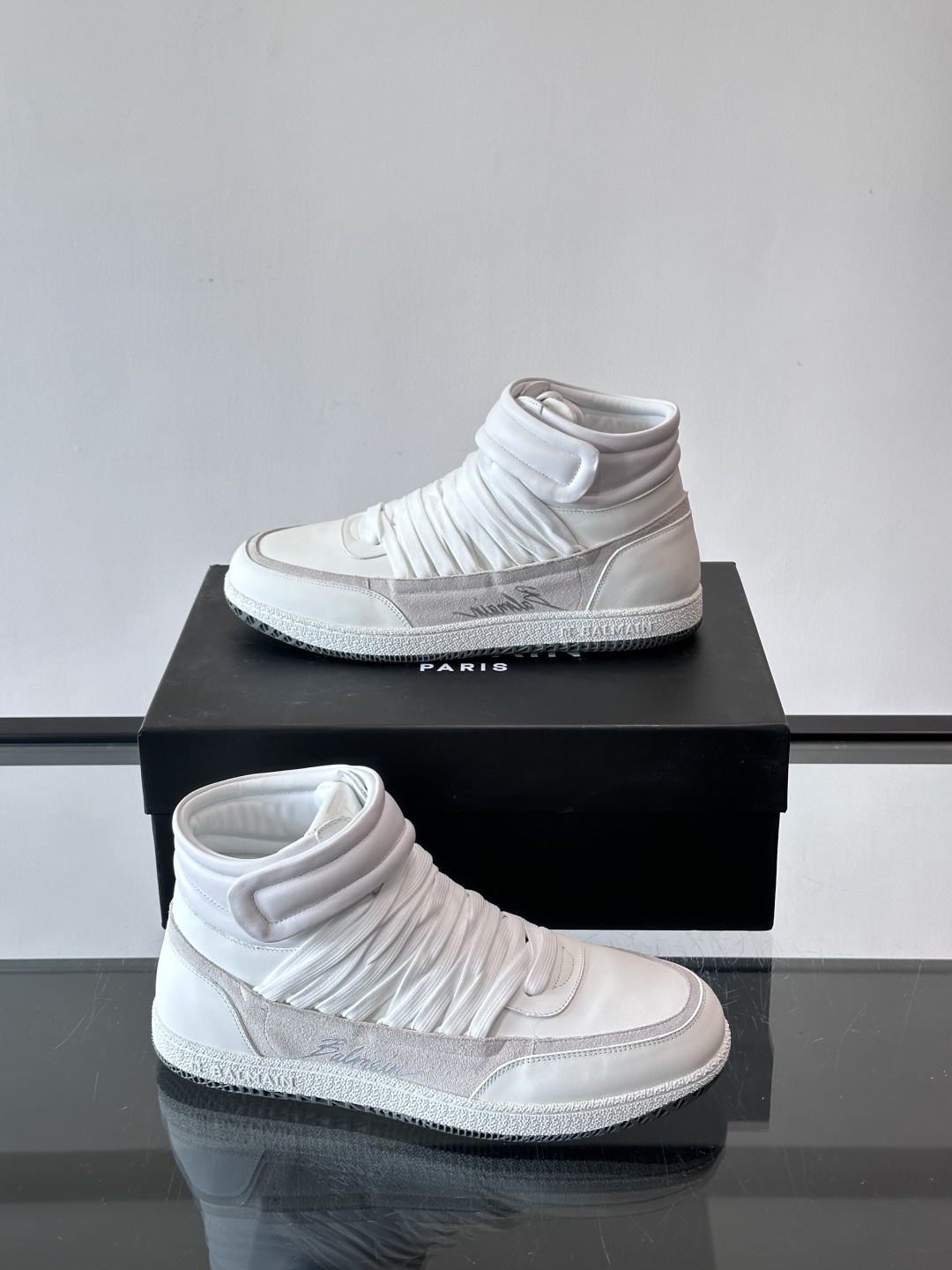 BalmainForce高帮运动鞋，皮革+麂皮拼接，侧面有Balmain标志，鞋舌和鞋底都印有品牌元素，