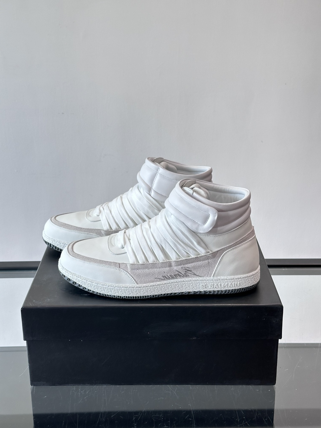 BalmainForce高帮运动鞋，皮革+麂皮拼接，侧面有Balmain标志，鞋舌和鞋底都印有品牌元素，