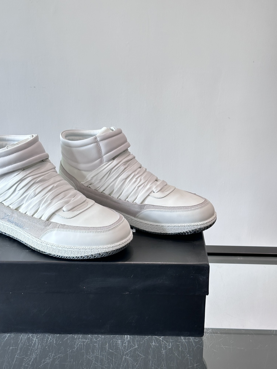 BalmainForce高帮运动鞋，皮革+麂皮拼接，侧面有Balmain标志，鞋舌和鞋底都印有品牌元素，