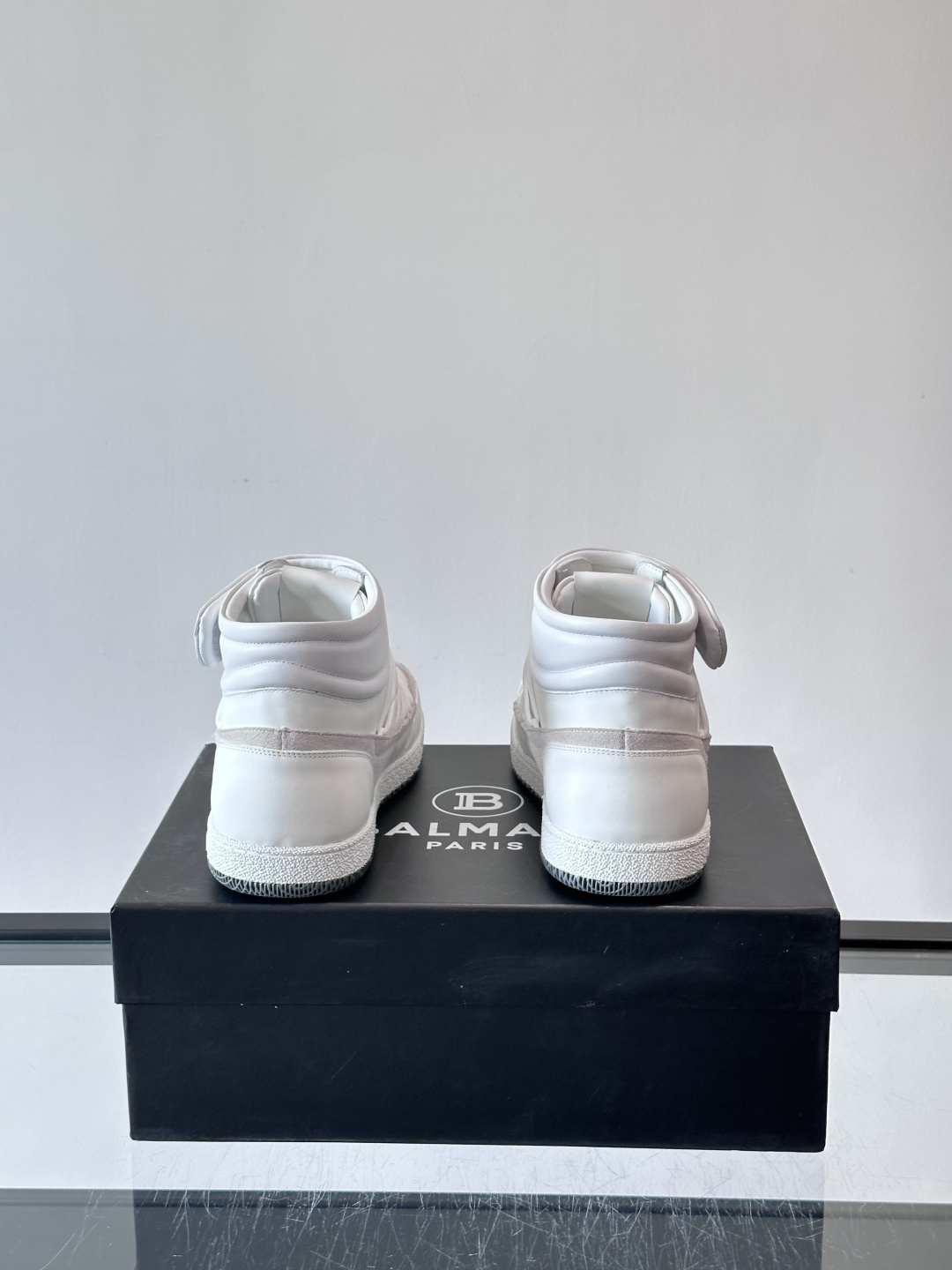 BalmainForce高帮运动鞋，皮革+麂皮拼接，侧面有Balmain标志，鞋舌和鞋底都印有品牌元素，