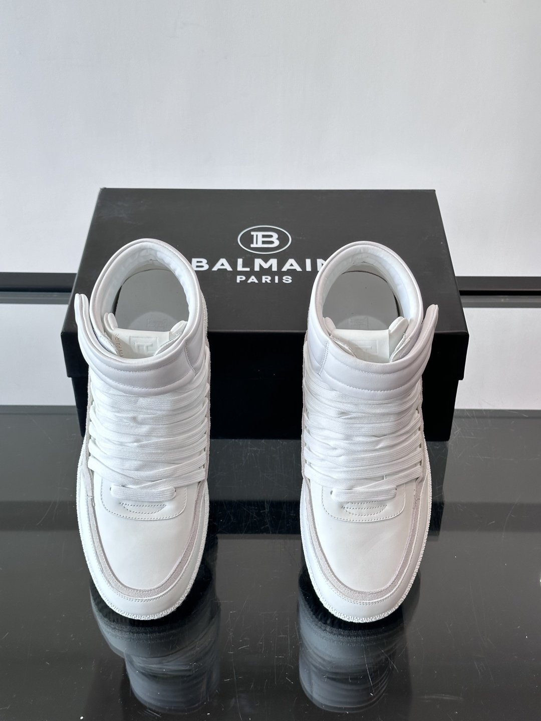 BalmainForce高帮运动鞋，皮革+麂皮拼接，侧面有Balmain标志，鞋舌和鞋底都印有品牌元素，