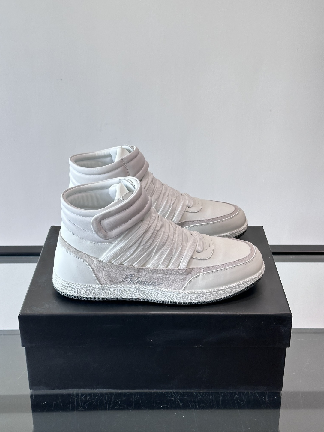 BalmainForce高帮运动鞋，皮革+麂皮拼接，侧面有Balmain标志，鞋舌和鞋底都印有品牌元素，