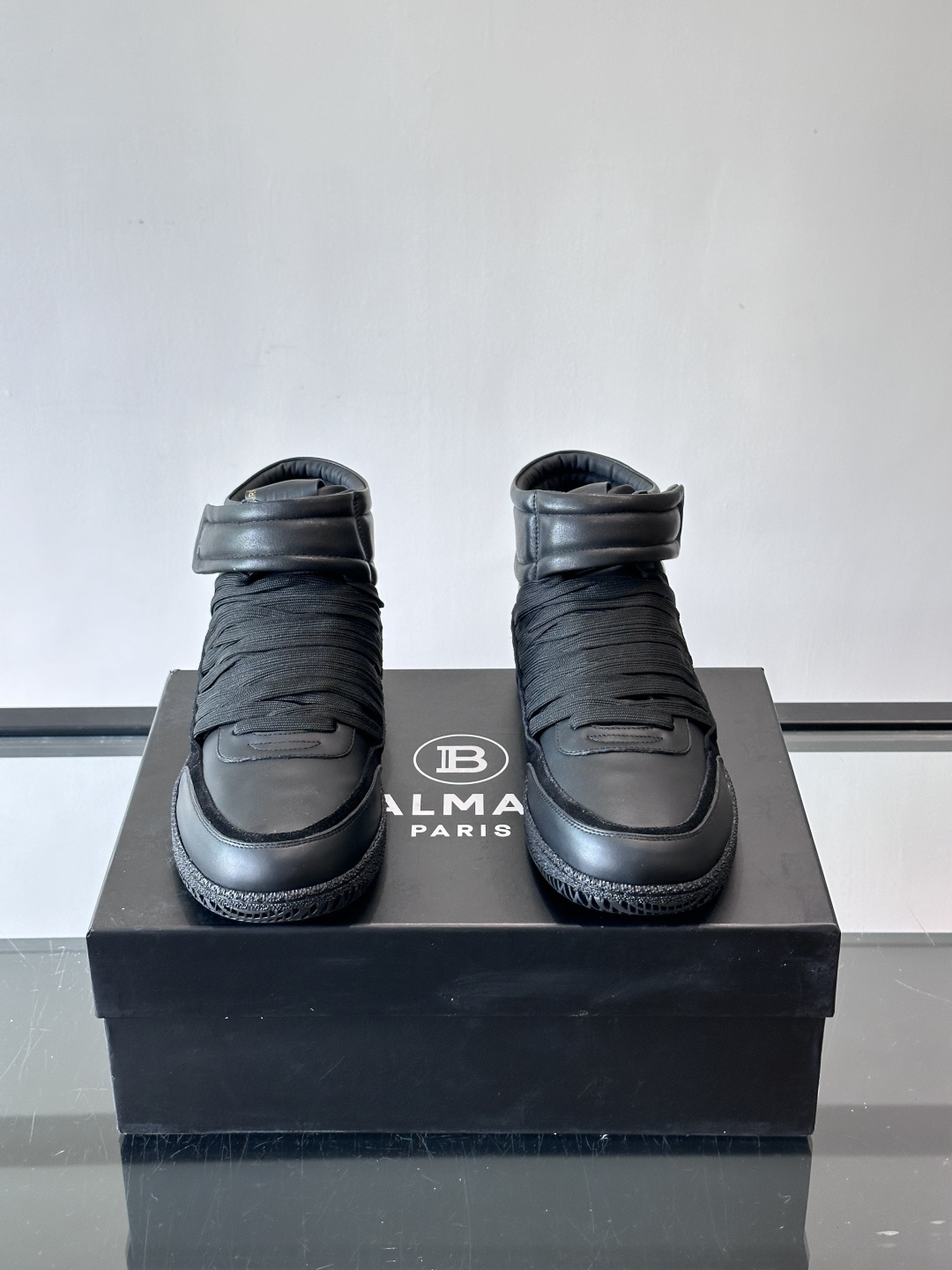 BalmainForce高帮运动鞋，皮革+麂皮拼接，侧面有Balmain标志，鞋舌和鞋底都印有品牌元素，