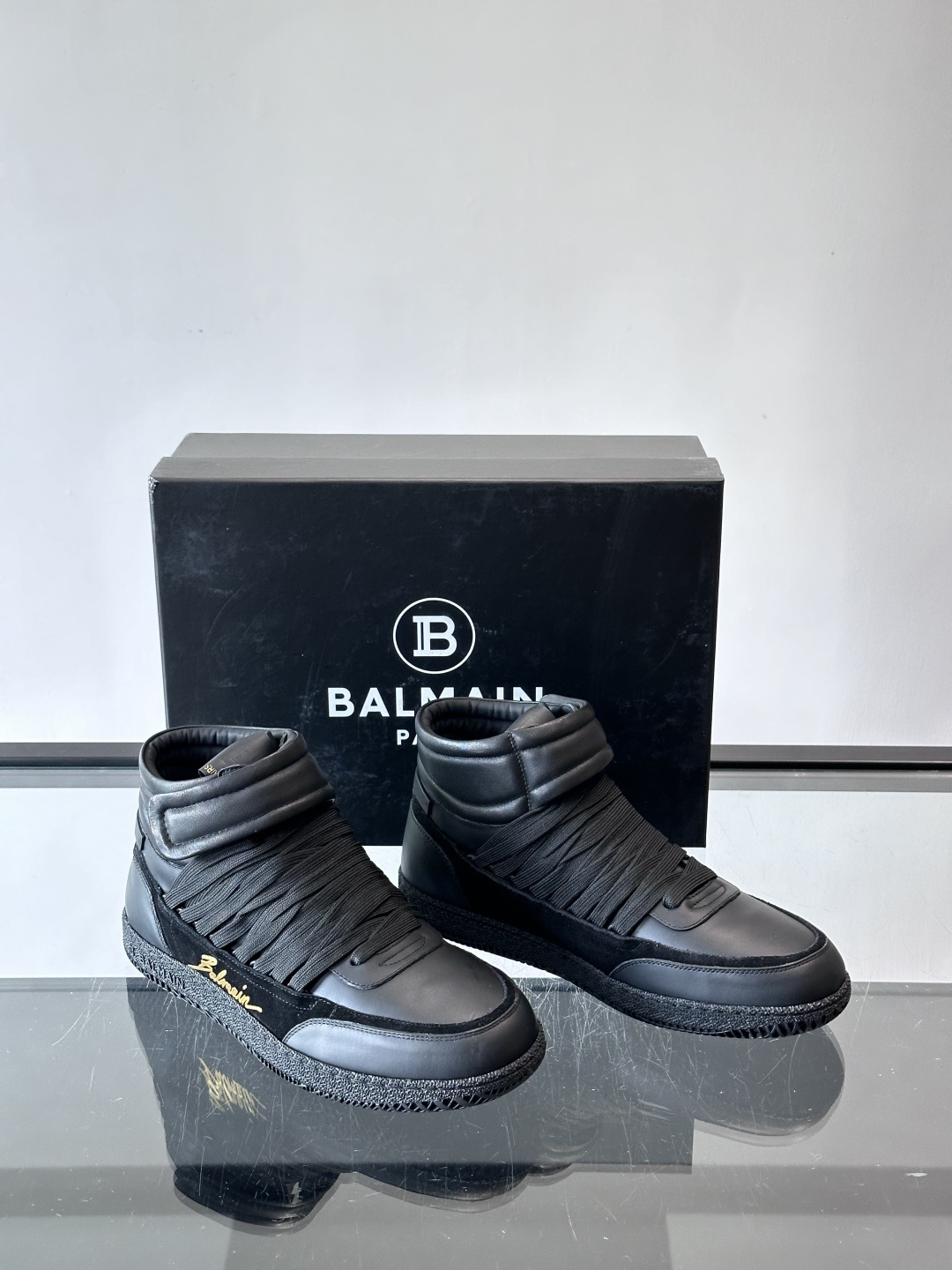 BalmainForce高帮运动鞋，皮革+麂皮拼接，侧面有Balmain标志，鞋舌和鞋底都印有品牌元素，