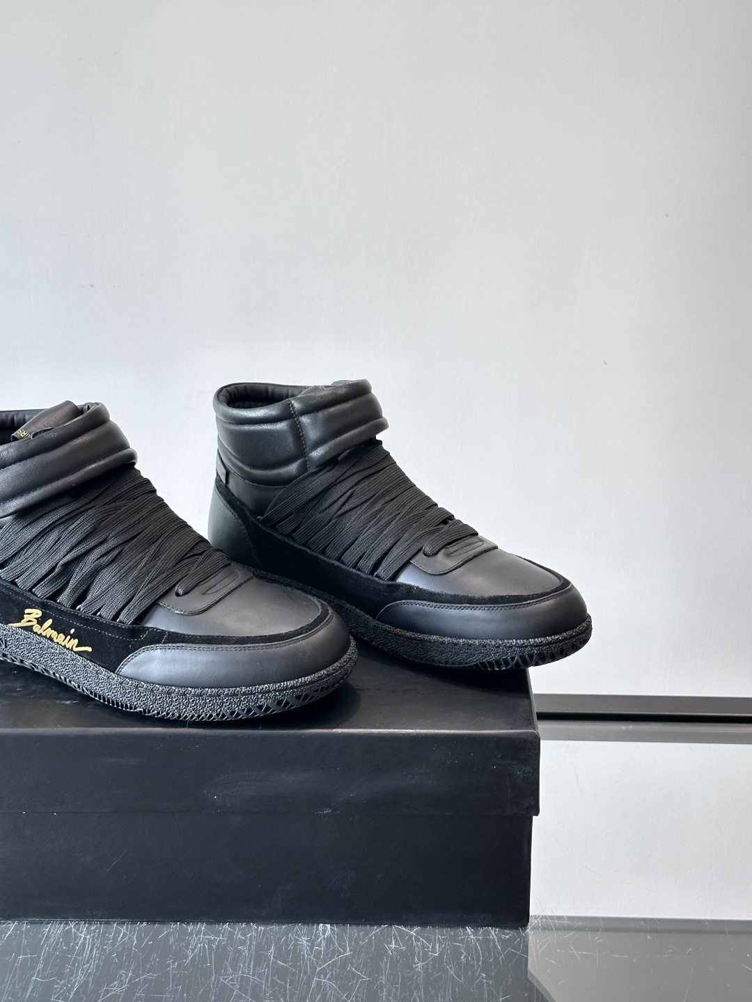 BalmainForce高帮运动鞋，皮革+麂皮拼接，侧面有Balmain标志，鞋舌和鞋底都印有品牌元素，