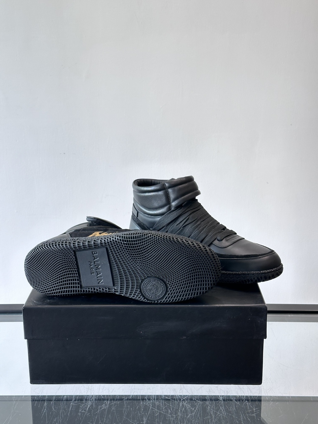 BalmainForce高帮运动鞋，皮革+麂皮拼接，侧面有Balmain标志，鞋舌和鞋底都印有品牌元素，