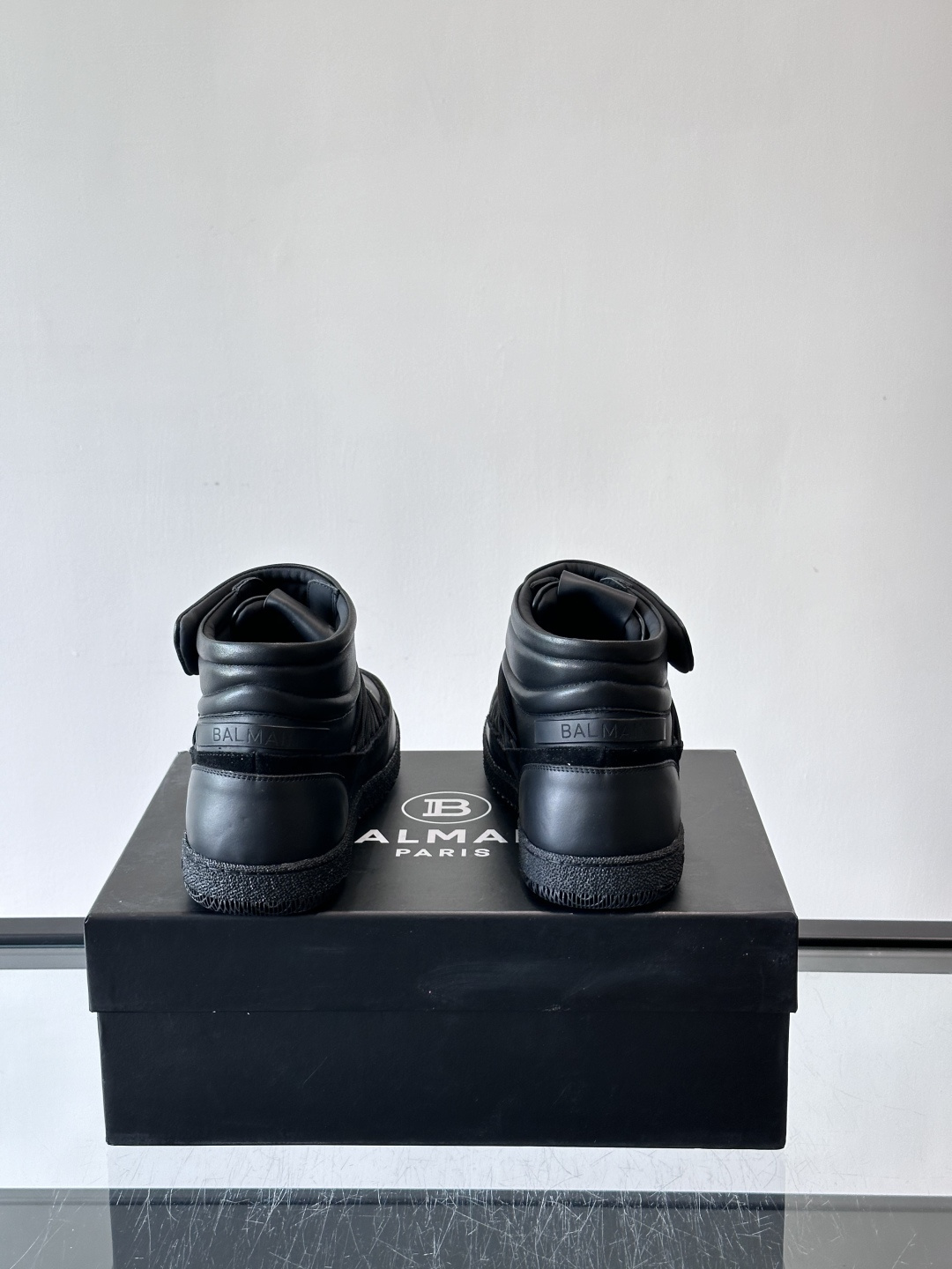 BalmainForce高帮运动鞋，皮革+麂皮拼接，侧面有Balmain标志，鞋舌和鞋底都印有品牌元素，