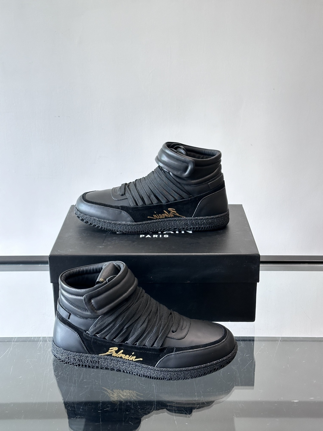 BalmainForce高帮运动鞋，皮革+麂皮拼接，侧面有Balmain标志，鞋舌和鞋底都印有品牌元素，