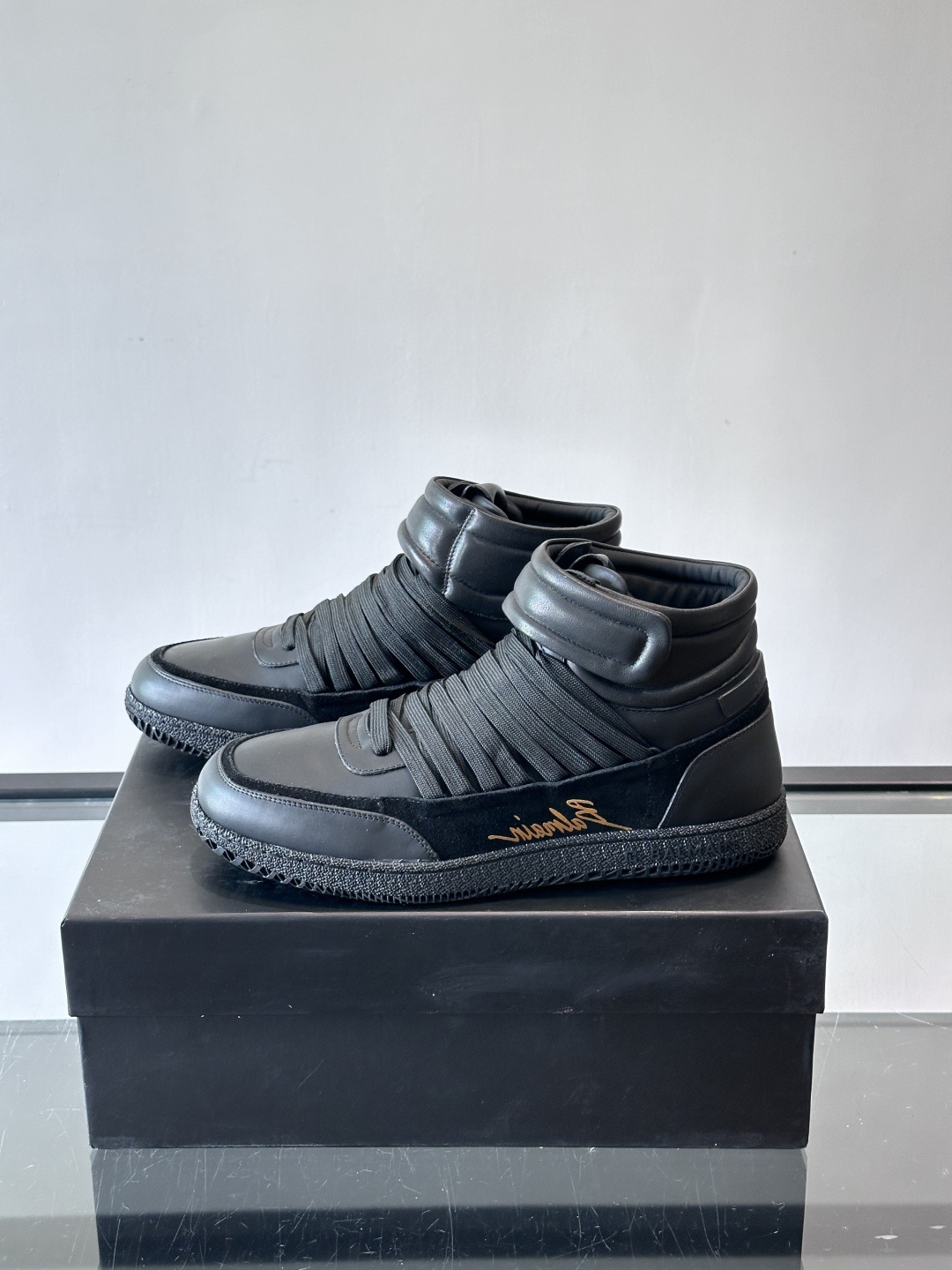 BalmainForce高帮运动鞋，皮革+麂皮拼接，侧面有Balmain标志，鞋舌和鞋底都印有品牌元素，