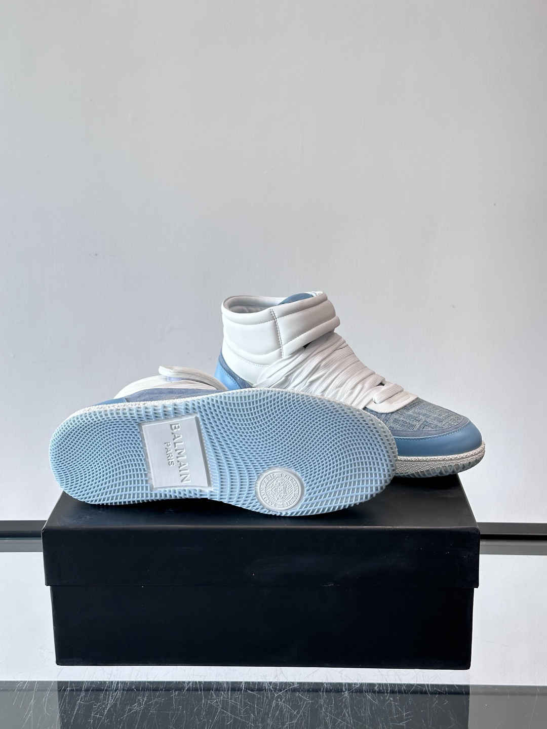 BalmainForce高帮运动鞋，皮革+麂皮拼接，侧面有Balmain标志，鞋舌和鞋底都印有品牌元素，