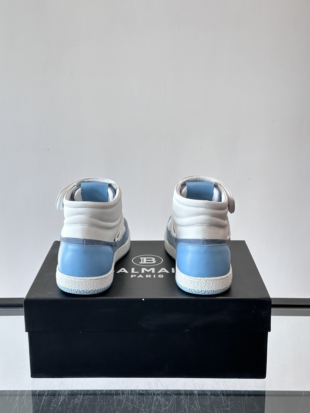 BalmainForce高帮运动鞋，皮革+麂皮拼接，侧面有Balmain标志，鞋舌和鞋底都印有品牌元素，