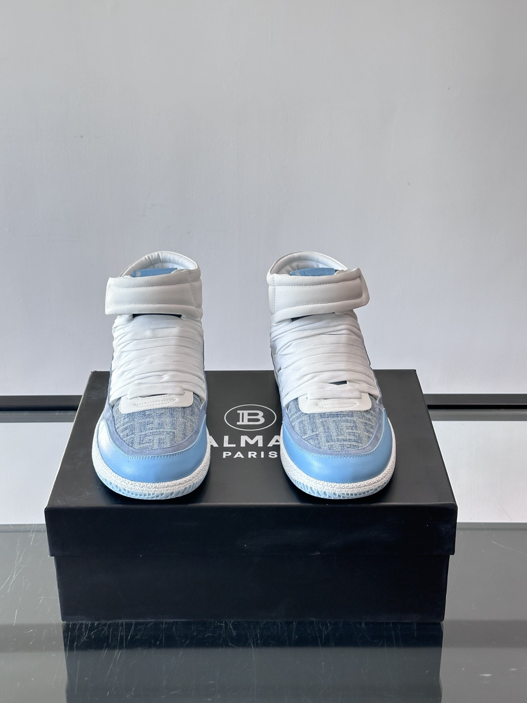 BalmainForce高帮运动鞋，皮革+麂皮拼接，侧面有Balmain标志，鞋舌和鞋底都印有品牌元素，