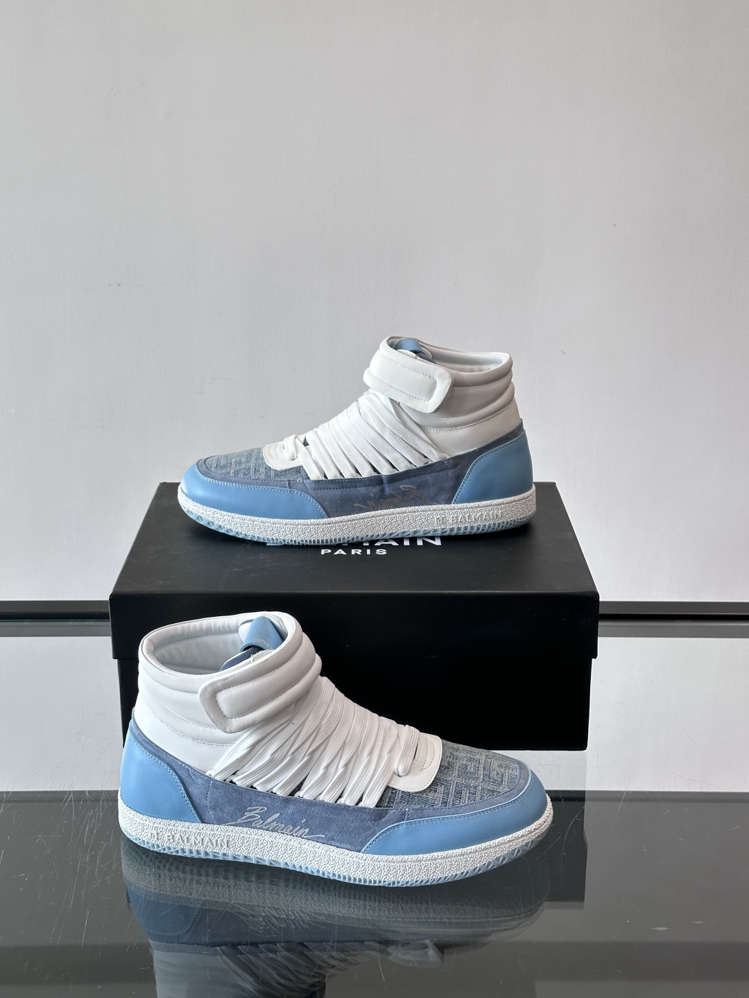 BalmainForce高帮运动鞋，皮革+麂皮拼接，侧面有Balmain标志，鞋舌和鞋底都印有品牌元素，