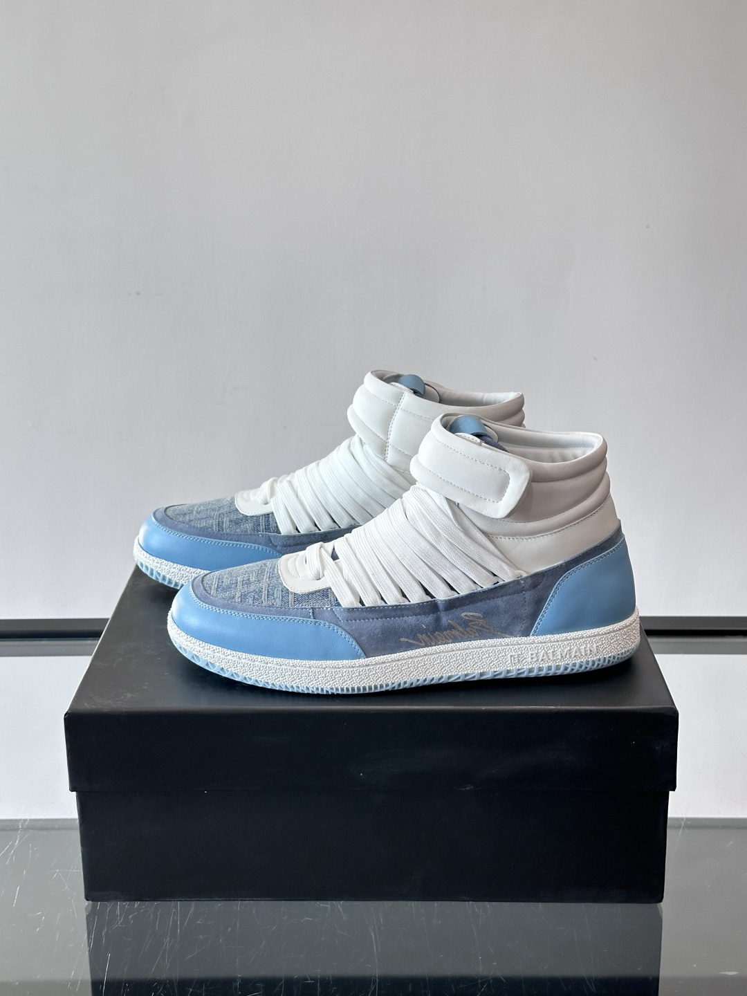 BalmainForce高帮运动鞋，皮革+麂皮拼接，侧面有Balmain标志，鞋舌和鞋底都印有品牌元素，