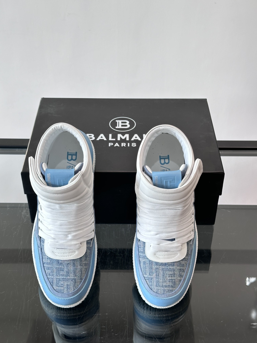 BalmainForce高帮运动鞋，皮革+麂皮拼接，侧面有Balmain标志，鞋舌和鞋底都印有品牌元素，