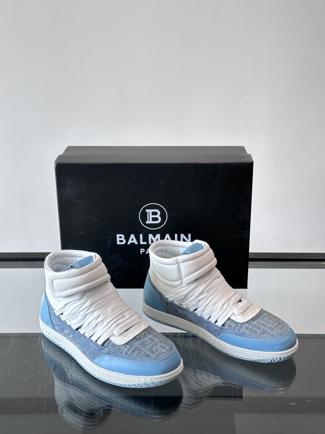 BalmainForce高帮运动鞋，皮革+麂皮拼接，侧面有Balmain标志，鞋舌和鞋底都印有品牌元素，