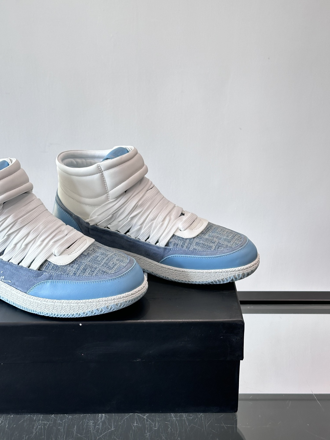 BalmainForce高帮运动鞋，皮革+麂皮拼接，侧面有Balmain标志，鞋舌和鞋底都印有品牌元素，