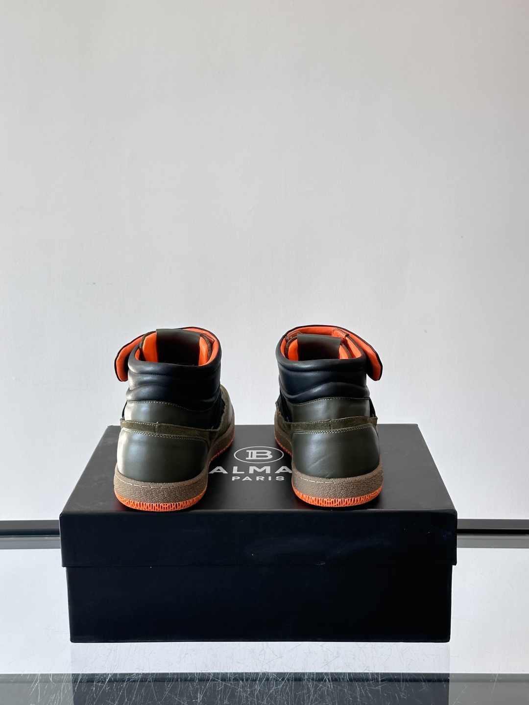 BalmainForce高帮运动鞋，皮革+麂皮拼接，侧面有Balmain标志，鞋舌和鞋底都印有品牌元素，